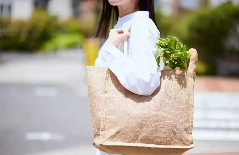 買い物に出かける女性