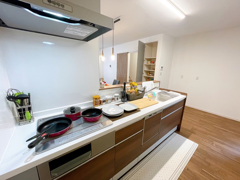 5号地モデルハウス：対面式のキッチン。IHクッキングヒーター・食器洗い乾燥機付き