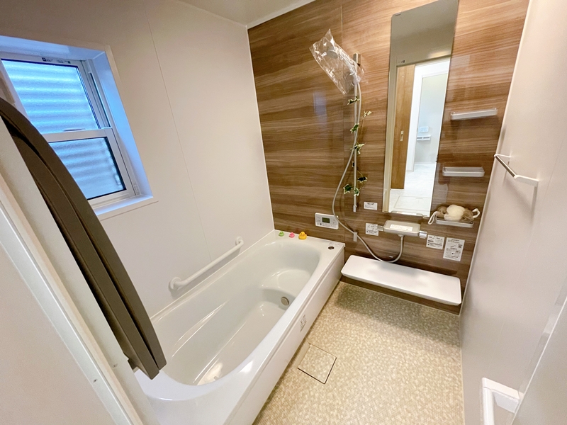 5号地モデルハウス：浴室は膝をついても痛くないほっカラリ床を採用！