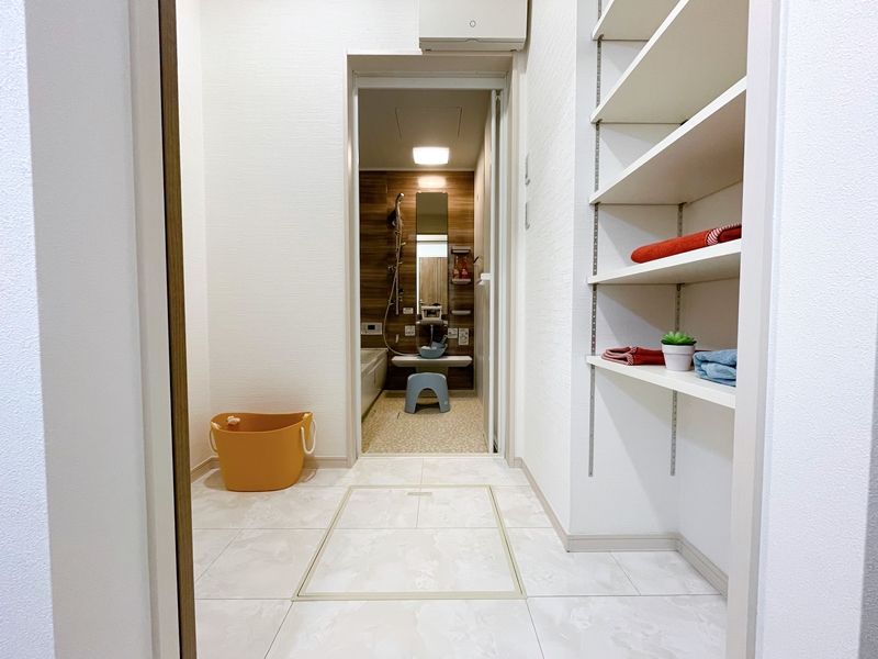 5号地モデルハウス：脱衣室には収納棚を完備！バスグッズや洗濯用品の収納に便利です。