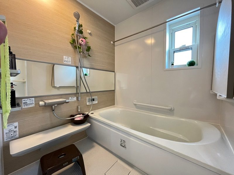 2号地浴室：ほっカラリ床で乾きやすく、冬場の一歩目がヒヤッとなりません。窓付きで換気もできます