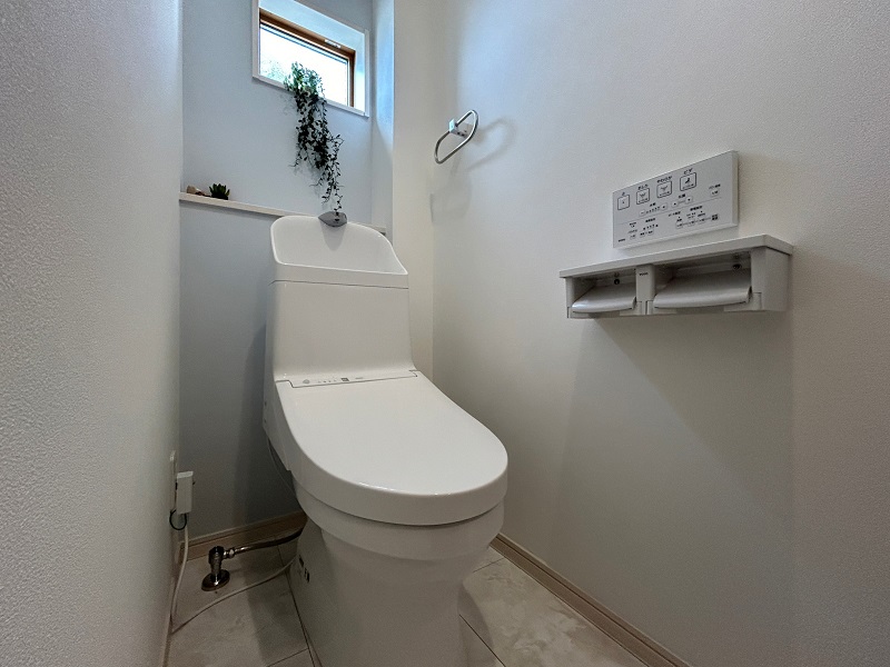 1号地：トイレ 　フチなし形状でお掃除のしやすさを究めたTOTO独自のデザイン。奥までぐるーっとフチがないから、サッとひと拭き、お掃除ラクラク。