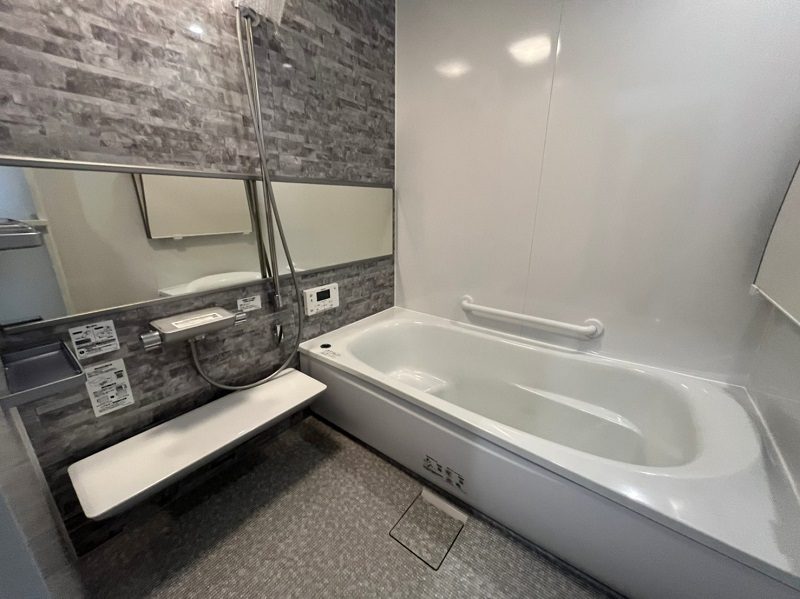 浴室はお掃除が楽で断熱性能の高い「ほっからり床」や魔法瓶浴槽を採用しています