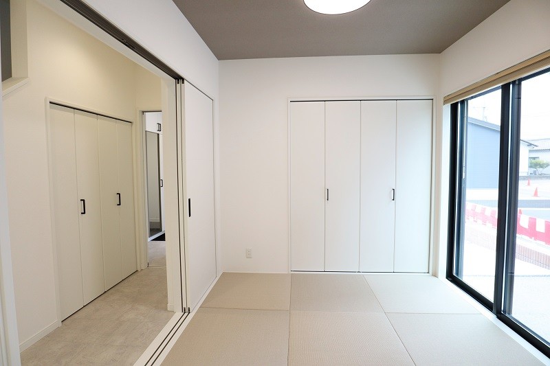熊本市西区松尾１丁目　新築一戸建て　2号地モデルハウス和室　白を基調とした日当たりのよい明るい4.5帖の和室　収納付き