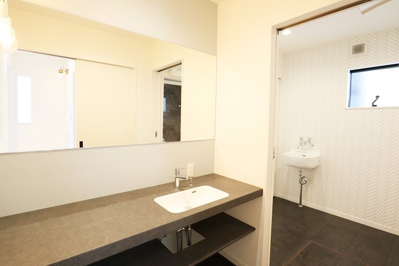 熊本市西区松尾１丁目　新築一戸建て　2号地モデルハウス洗面室　大きな鏡と広い洗面所