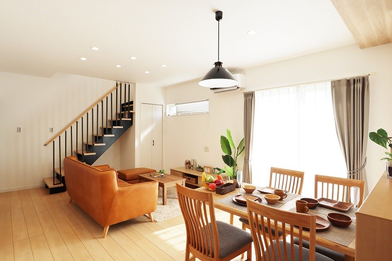 熊本市南区砂原町　新築一戸建て　4号地モデルハウス　リビング16.5帖　リビング階段　エアコン、カーテン付き　TV壁掛け可能です。