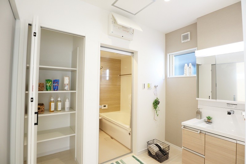 熊本市南区砂原町　新築一戸建て　4号地モデルハウス　洗面脱衣室　収納もあり、広い空間です。