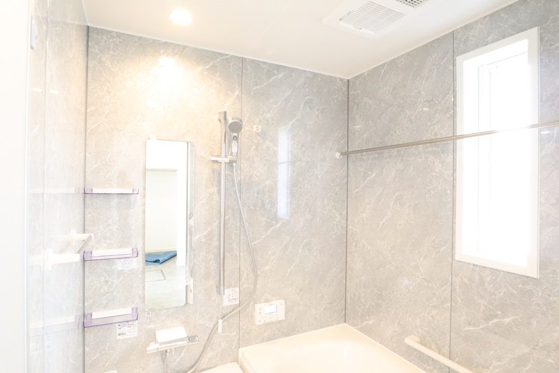 熊本市西区中原町　新築一戸建て　15号地モデルハウス【白×グレーを使用した高級感のある浴室】