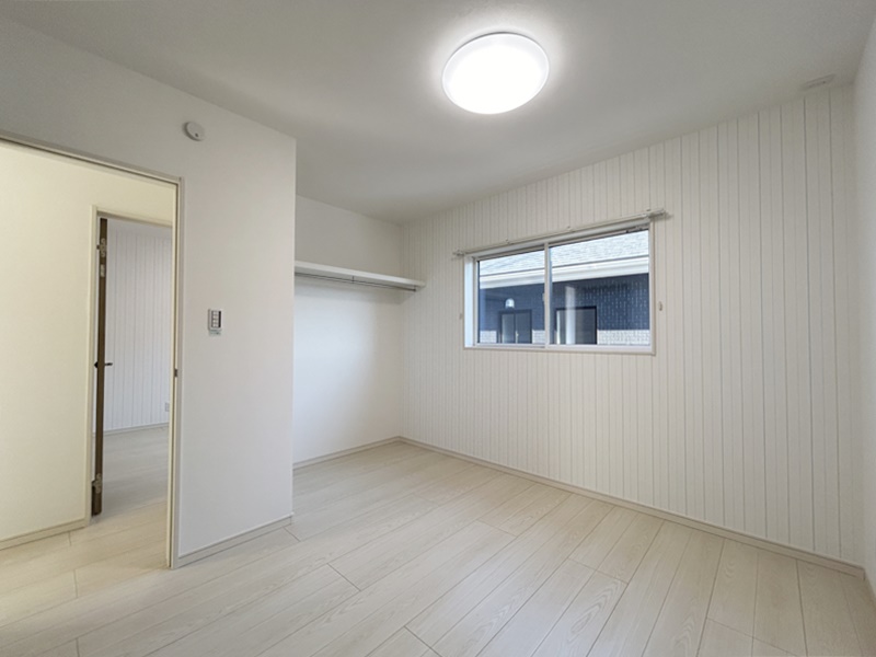 熊本市西区小島７丁目　新築一戸建て　1号地モデルハウス　【5.3帖の洋室　部屋に段差がないため掃除機をかけたりしやすくなっています　】