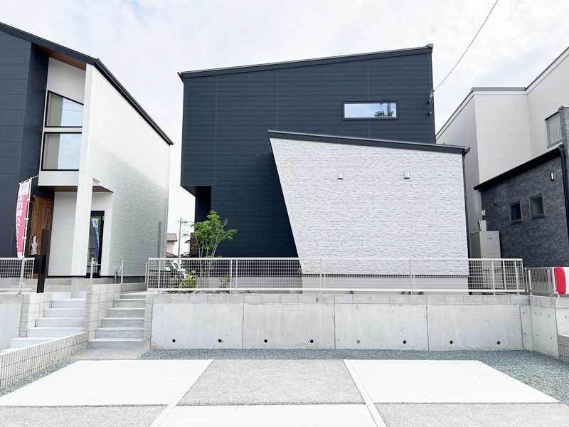 熊本市東区神園2丁目　新築一戸建て　２号地モデルハウス【黒と白を使ったシンプルな外観】