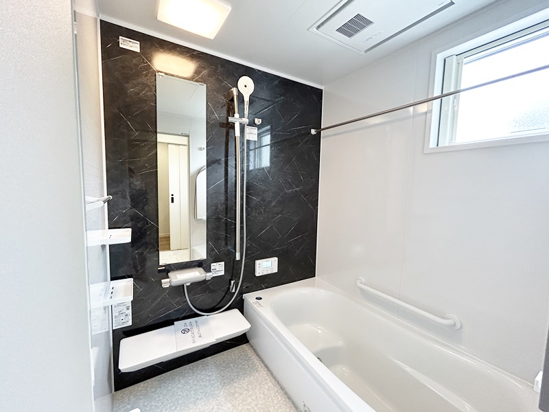 熊本市東区神園2丁目　新築一戸建て　4号地モデルハウス【白×ブラウンの浴室　脱衣室が独立しているので周りを気にせずゆっくりお風呂に入ることができます】