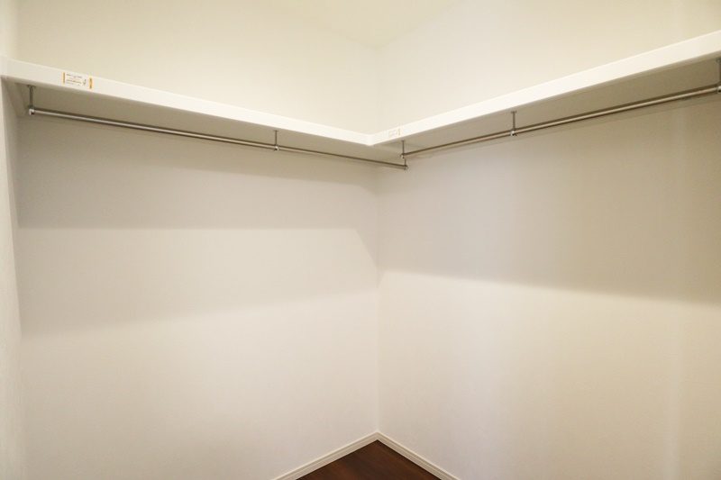 熊本市中央区出水８丁目　1号地モデルハウス　【2階の主寝室にあるウォークインクローゼット　ハンガーパイプがついておりハンガーのまま収納できるので家事が楽になります！】