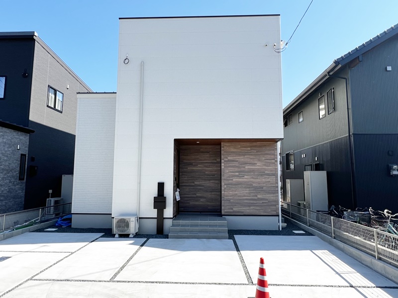 熊本市中央区出水　新築一戸建て　2号地モデルハウス【ホワイトと木目を使った和モダンな外観！】