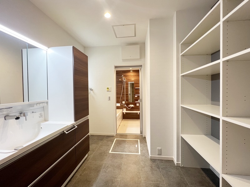 熊本市中央区出水　新築一戸建て　2号地モデルハウス【収納スペースが多い独立洗面台と可動棚がついた洗面室】