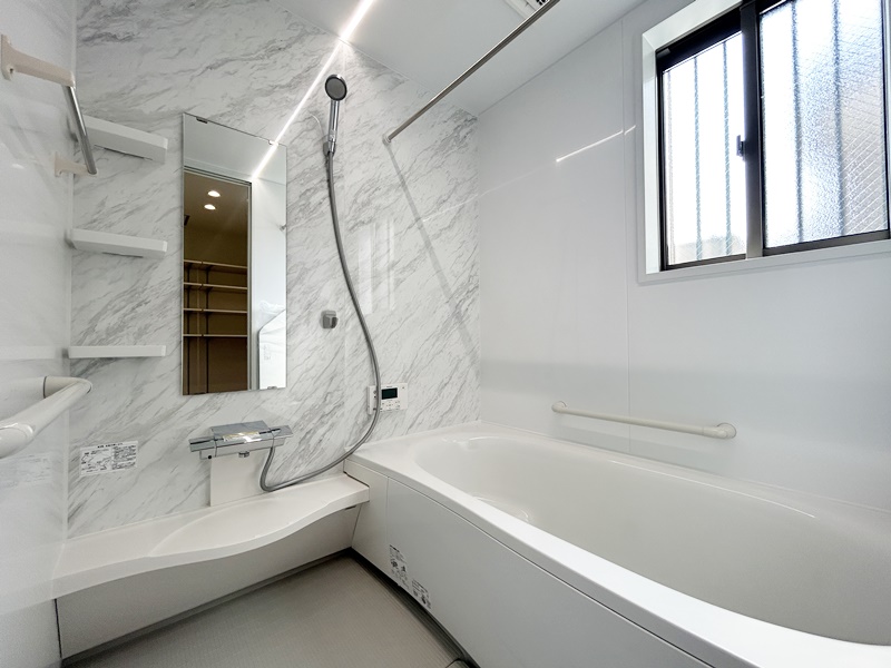 熊本市中央区水前寺3丁目　新築一戸建て【白を基調とした高級感のある浴室　窓はすりガラスで格子付きなので安心安全！！】