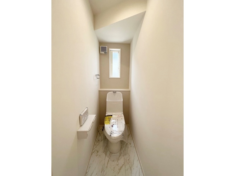 熊本市東区戸島５丁目　新築一戸建て　４号地モデルハウス【階段下のスペースをうまく利用したトイレ】