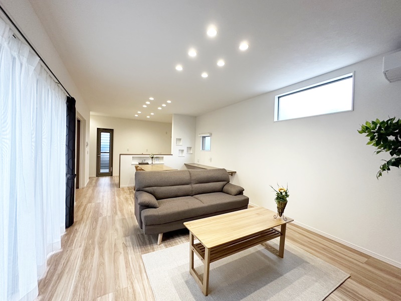 熊本市中央区帯山７丁目　新築一戸建て　２号地モデルハウス【１８帖の広々としたLDK　カウンターテーブルもあるのでちょっとした作業をリビングで行うことができます！】