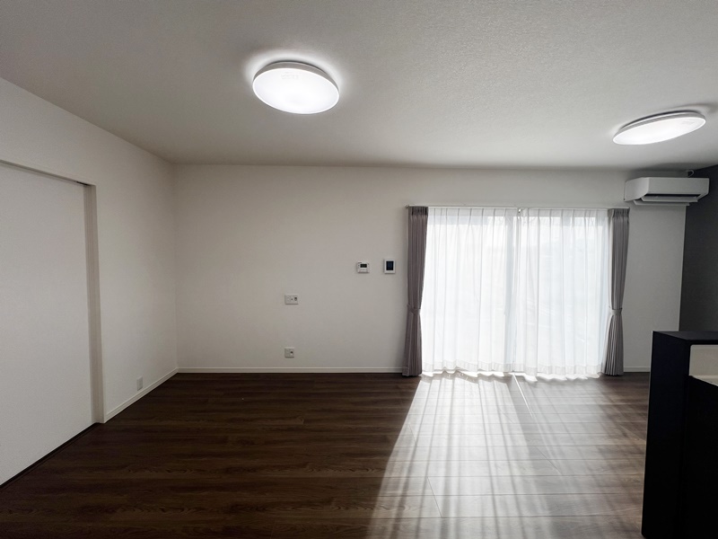 合志市合生字東沖野　新築一戸建て　1号地モデルハウス【どんな家具でも合わせやすい床なので家具選びも簡単に行うことができます♪】