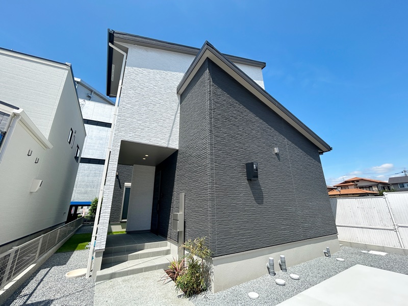 熊本市中央区帯山７丁目　新築一戸建て　２号地モデルハウス【白と黒を使ったシンプルな外観】