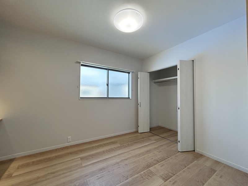 熊本市南区八分字町　新築一戸建て　4号地モデルハウス【２階にある6.3帖の洋室　ドアがスライド式なのでスペースを取らず部屋を広く使用することができます】
