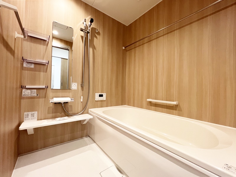 熊本市中央区渡鹿6丁目　新築一戸建て　4号地モデルハウス【木目の浴室になっているため落ち着いた空間で一日の疲れをとることができます！床は滑りにくい素材になっているためお子様や高齢の方も安心して入浴できます】浴室