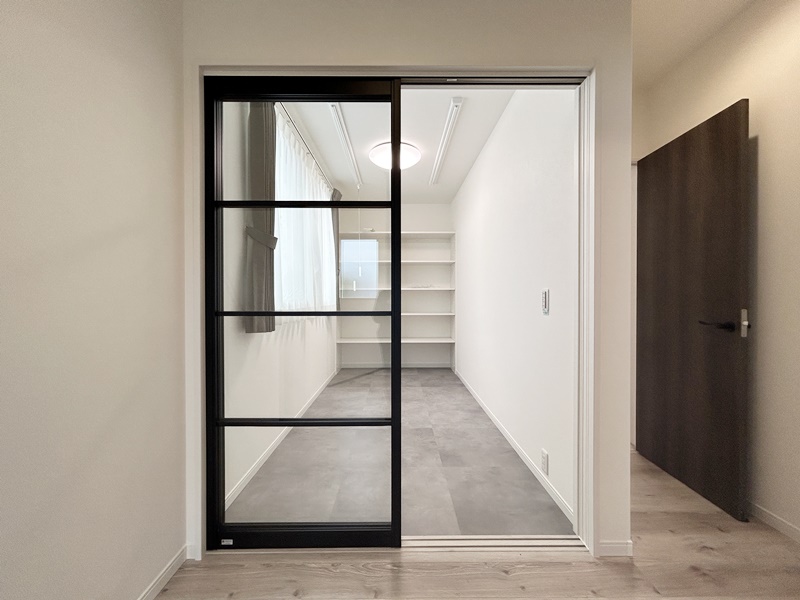 熊本市東区桜木4丁目　新築一戸建て　3号地モデルハウス【階段を上がってすぐの場所にあるサンルーム　透明のスライドドアを使用しているので開放感が増し、より一層おしゃれな空間を演出できます】