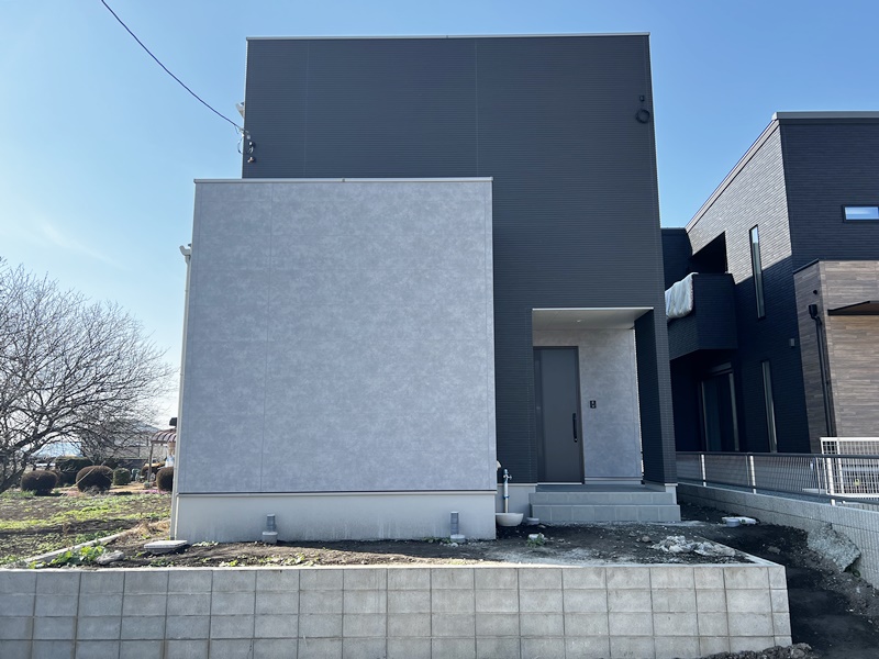 熊本市東区戸島西5丁目　新築一戸建て　①号地モデルハウス　【黒とグレーを使用したシックで上品な外観のモデルハウス！駐車も3台可能となております！】