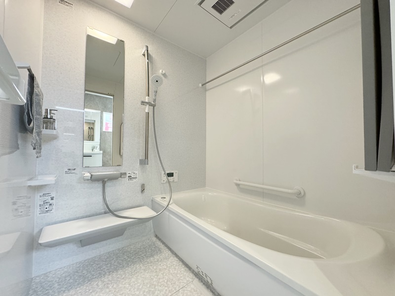 熊本市東区桜木4丁目　新築一戸建て　1号地モデルハウス【ホワイトを基調とした浴室　床は柔らかく滑りにくい素材を使用しているのでどのような方でも安心して使用できます】