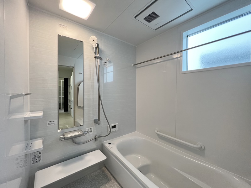 熊本市東区桜木4丁目　新築一戸建て　3号地モデルハウス【全面ホワイトの浴室　床材は滑りにくく柔らかい素材を使用しているのでお子様やお年寄りの方でも安心してご利用いただけます】