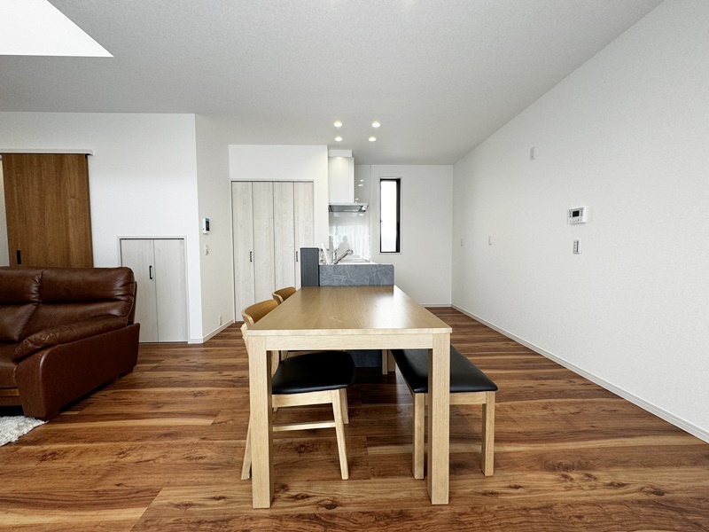 熊本市北区梶尾町　新築一戸建て　6号地モデルハウス　【キッチンとダイニングは横並びになっているため、配膳片付けが簡単にできます♪】