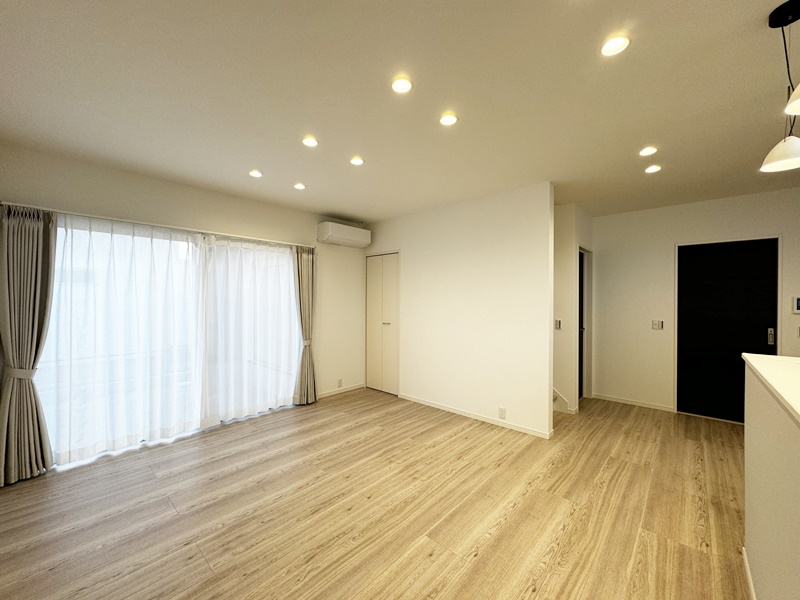 熊本市北区梶尾町　新築一戸建て　7号地モデルハウス　【リビングの南側には窓を設けました！日中は日光をしっかりと取り込むことができるので明るい１室になります！】