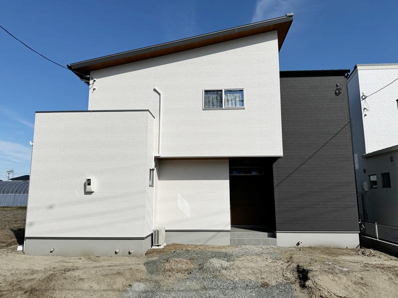 熊本市北区梶尾町　新築一戸建て　7号地モデルハウス　【白を基調とした外観のモデルハウス！駐車も３台可能となっています♪】