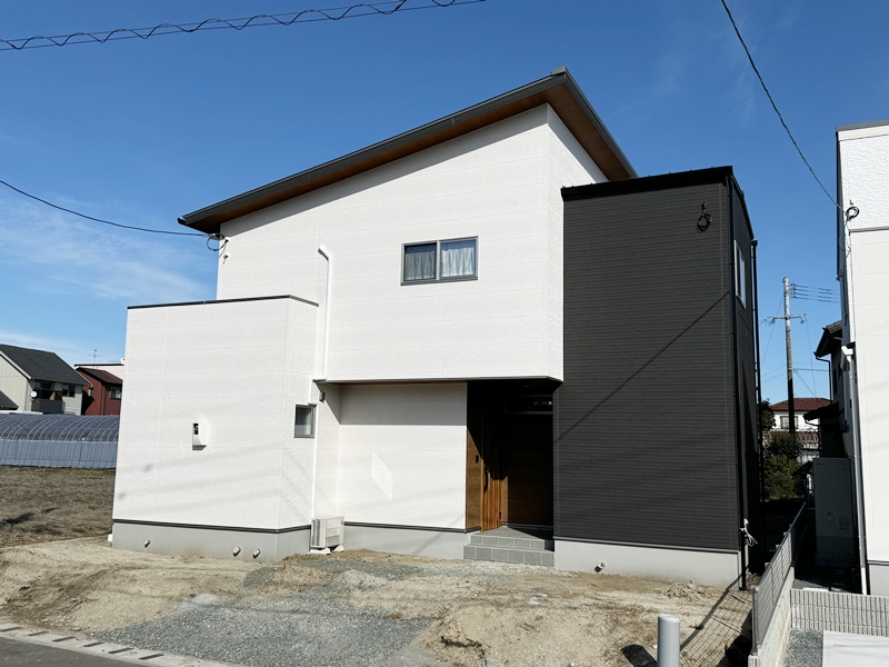 熊本市北区梶尾町　新築一戸建て　7号地モデルハウス　【アクセントで木目の玄関ドアを使用しているので一段とおしゃれな外観になります！】
