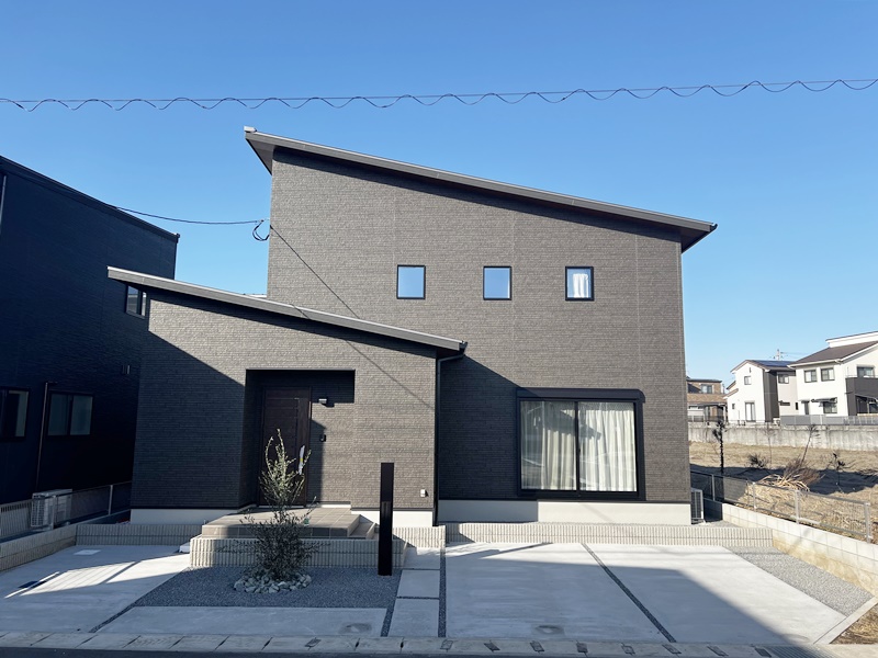 熊本市北区梶尾町　新築一戸建て　6号地モデルハウス　【黒を基調としたスタイリッシュな外観のモデルハウス！日当たりもよく外構もおしゃれに仕上がっています！】