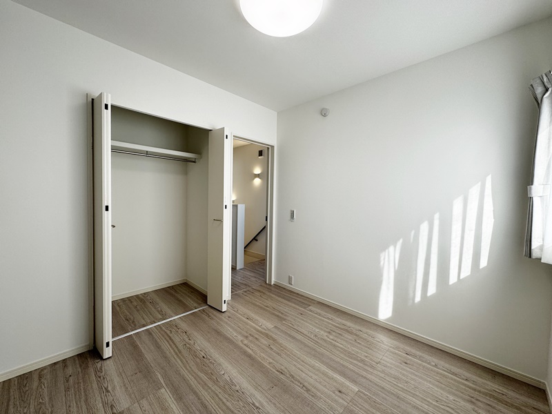 熊本市北区梶尾町　新築一戸建て　7号地モデルハウス　【クローゼットを設けた洋室！小窓も設けているので日光を取り込み明るい１室になります！】