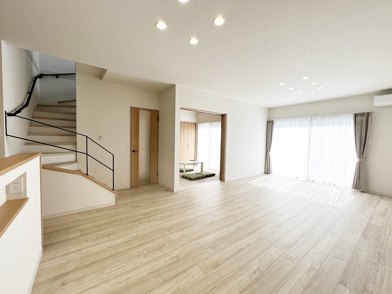 熊本市西区中島町　新築一戸建て　6号地モデルハウス【南向きの窓から日が差し日中は過ごしやすい空間となります！またリビングに階段があるので家族同士のコミュニケーションも取りやすいです】