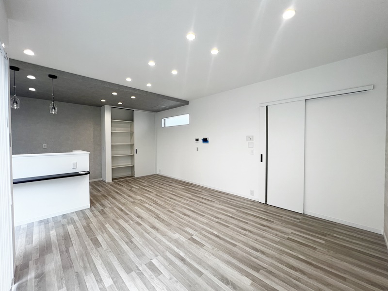 熊本市西区中島町　新築一戸建て　1号地モデルハウス【白とグレーのクロスでホテルライクな１室に♪】