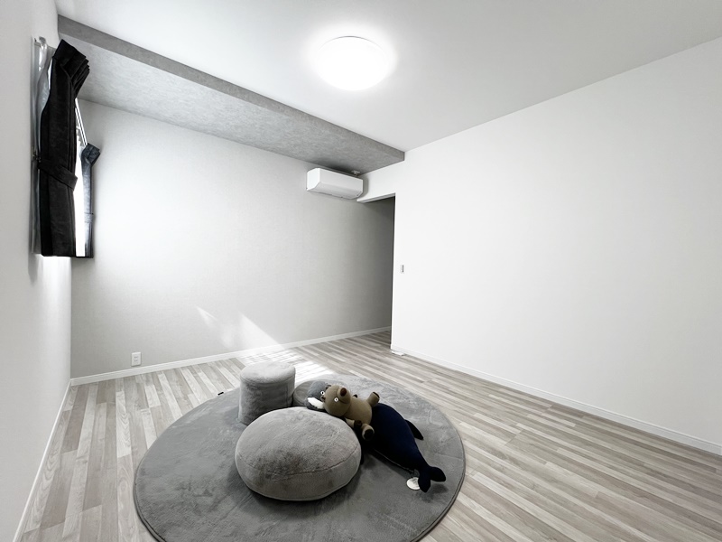 熊本市西区中島町　新築一戸建て　1号地モデルハウス【おり下げ天井でグレーのアクセントクロスを使用しているのでよりオシャレな主寝室になります！】