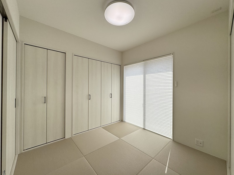熊本市西区中島町　新築一戸建て　7号地モデルハウス【リビングからも玄関からも出入り可能な和室！来客時はリビング側のドアを閉めておくことでプライベート空間を見られません♪