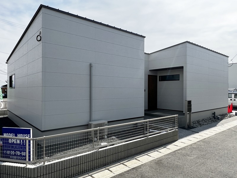 熊本市西区中島町　新築一戸建て　1号地モデルハウス【グレーを基調とした平家のモデルハウス！玄関外も広く設けたので出発の際の準備もしやすくなっています！】