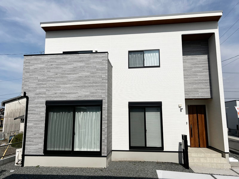 熊本市西区中島町　新築一戸建て　6号地モデルハウス【サッシを黒にすることでより引き締りのあるスタイリッシュな外観になります♪】