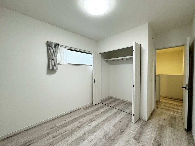 熊本市西区中島町　新築一戸建て　7号地モデルハウス【クローゼットを設けた洋室！どんな家具でも合わせやすい床の色になっています！】
