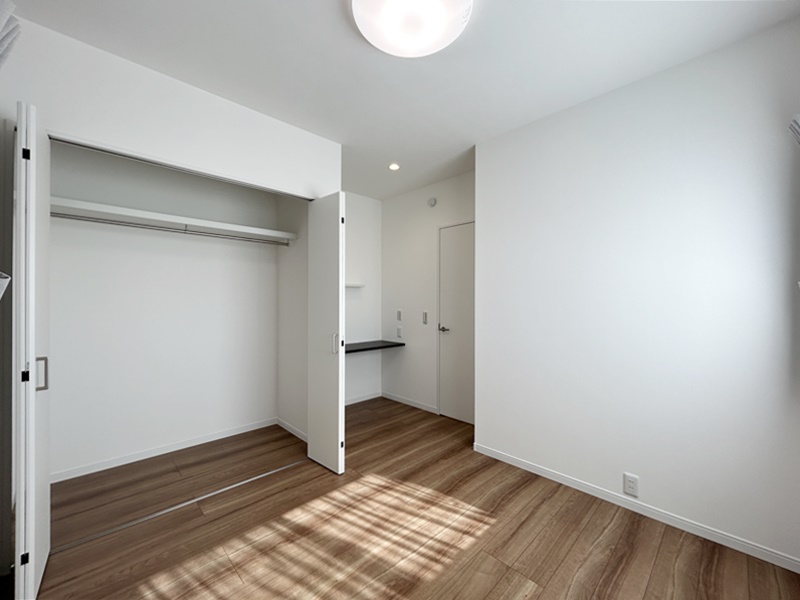 熊本市西区中島町　新築一戸建て　4号地モデルハウス【2階洋室にはカウンターデスクを設けているので勉強する際などに使用でき、ライトもついているのでいつまでも明るいところで勉強可能♪】