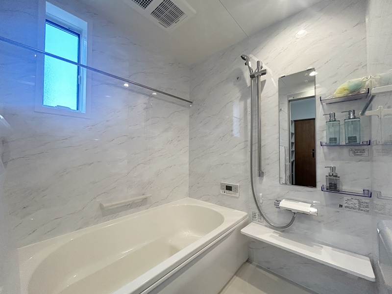 熊本市東区戸島5丁目　新築一戸建て　7号地モデルハウス【ホワイトを基調としたシンプルなデザインの浴室　浴室乾燥機がついているので天気が悪い日でも安心して衣類の乾燥が行えます】