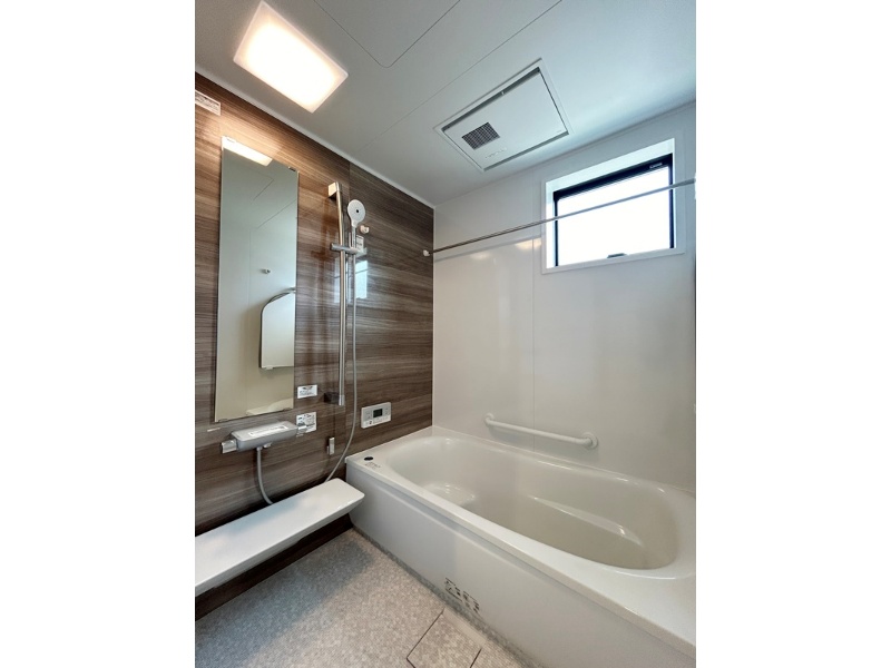 熊本市西区中島町　新築一戸建て　6号地モデルハウス【換気窓付きの浴室　床は柔らかく滑りにくい素材を使用しているのでどのような方でも安心してご使用いただけます】