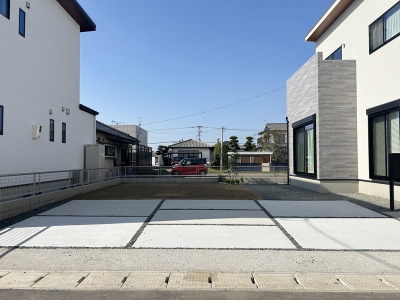 熊本市西区中島町　新築一戸建て　6号地モデルハウス【広々とした駐車スペース　駐車場の奥には庭もあるので敷地内で水遊びやBBQが行えます】