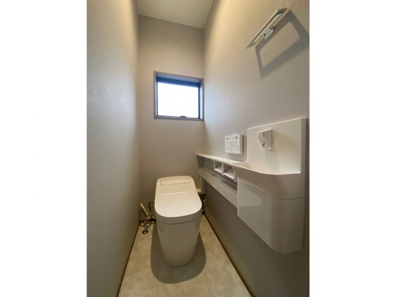 4号地　1階トイレはPanasonicアラウーノタンクレストイレを採用！2種類の泡で汚れをしっかりと落とし、トイレ掃除の手間を省きます。