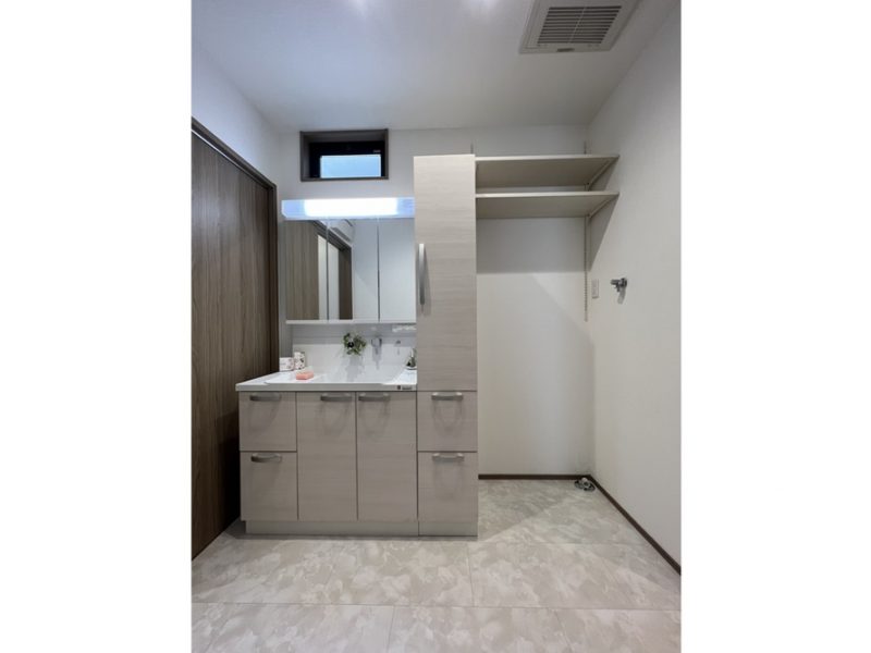 4号地　白ベースで明るく清潔感のある洗面室。三面鏡の中にも収納スペースが隠れており、よりコンパクトに収納することが可能に！