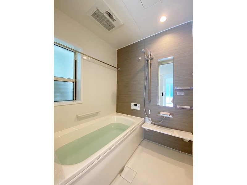 5号地　浴室も全体の色味に合わせ、優しい雰囲気のオークグレージュのアクセントパネルを使用。
