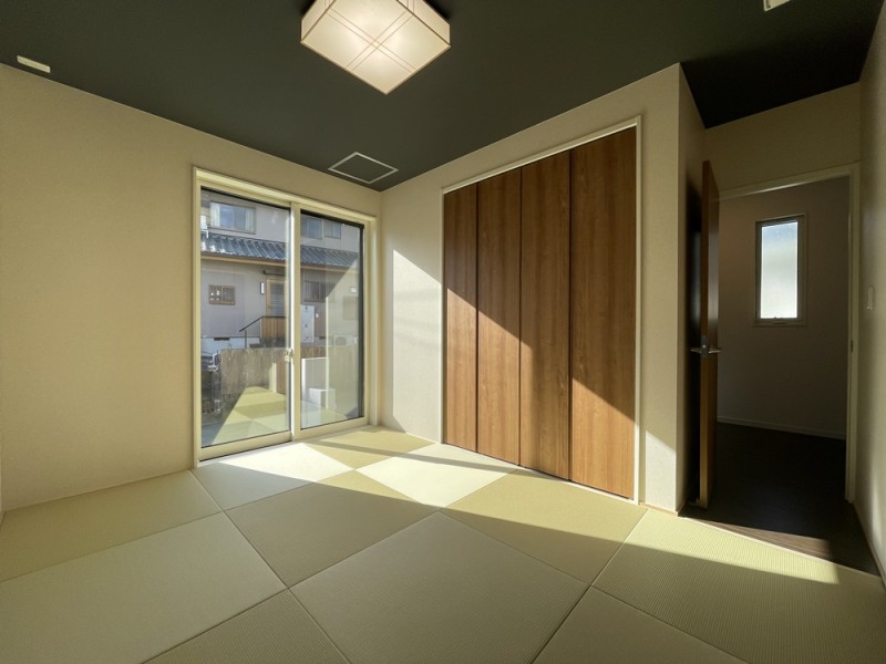 和室は南向きで日当たりも良く琉球畳の為おしゃれな和室に♪